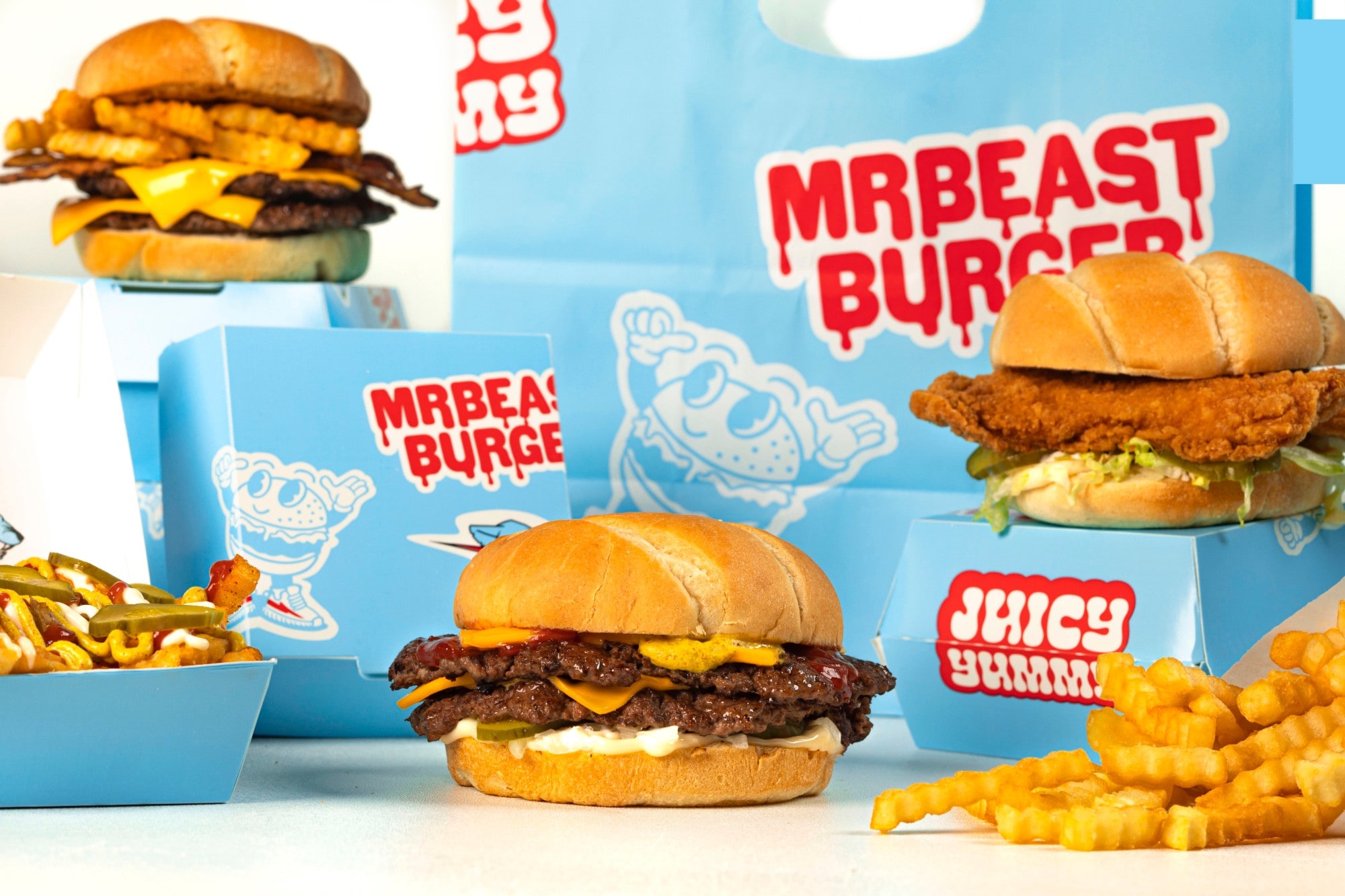 MrBeast Burger burgerleri, patates kızartması ve marka ambalajları